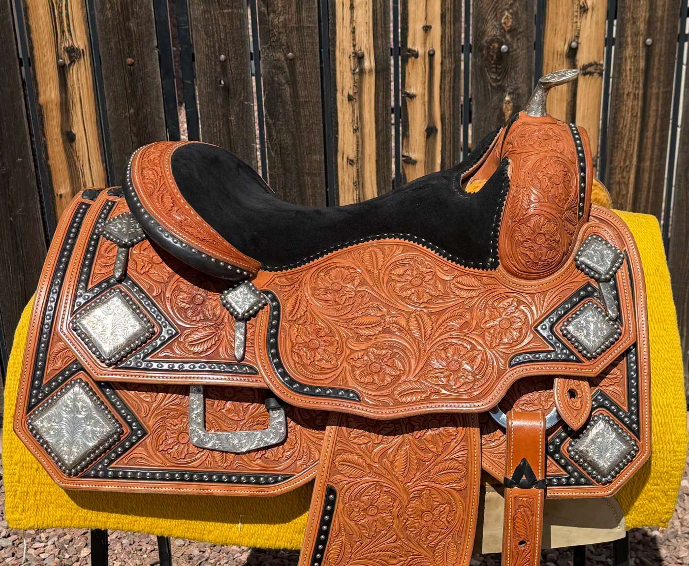 Deluxe Show Saddle — cantle detail