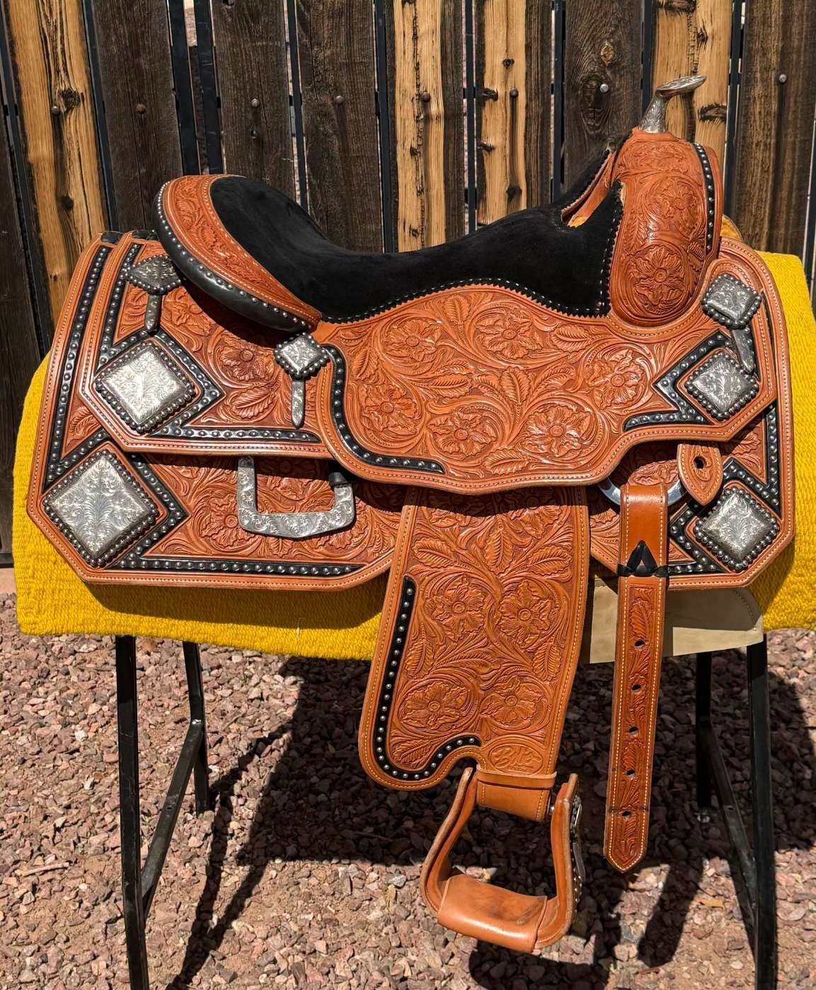 Deluxe Show Saddle — full right