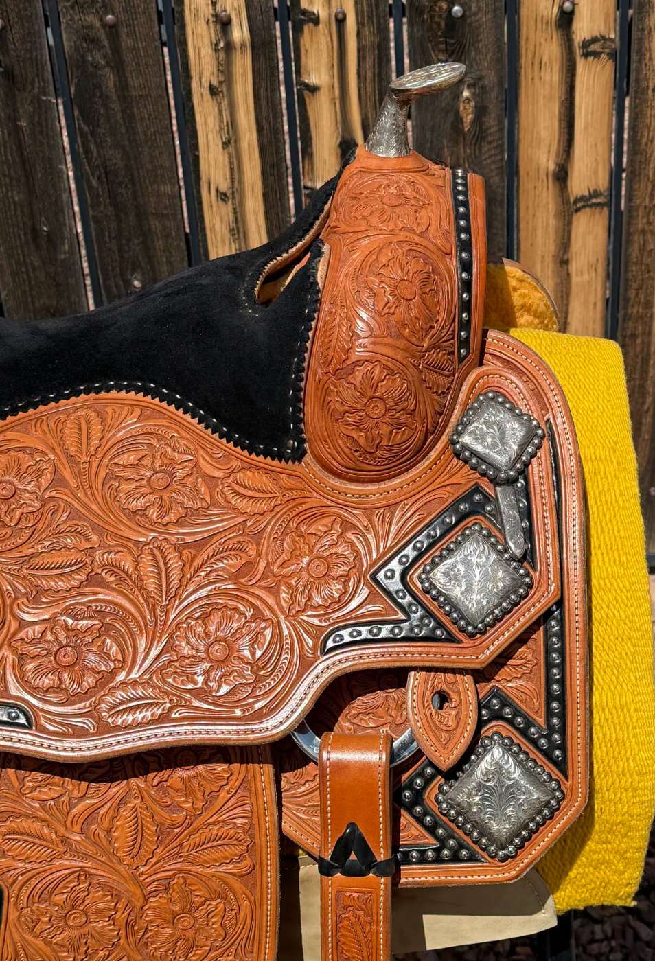 Deluxe Show Saddle — horn swell