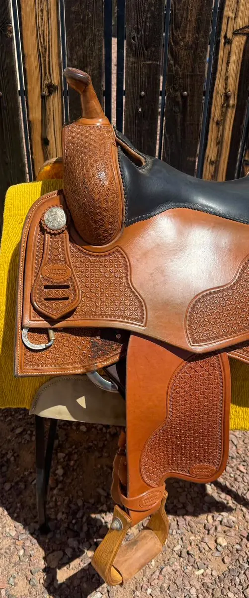 Kyle Tack Reiner — 16" Seat, 6¾" Gullet, Silver Conchos & Rear Dees — Horn Nearside