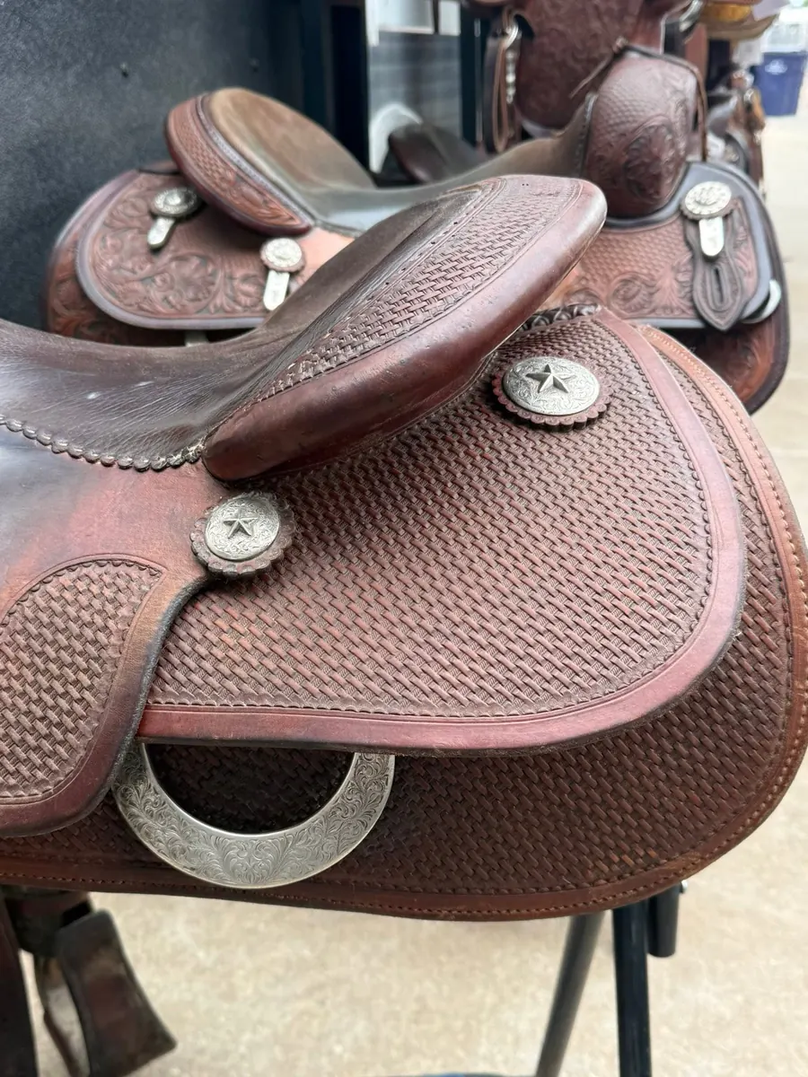 Shawn Flarida Reiner by Superior Saddlery — 16" Basketweave, Silver Conchos — Cantle Conchos