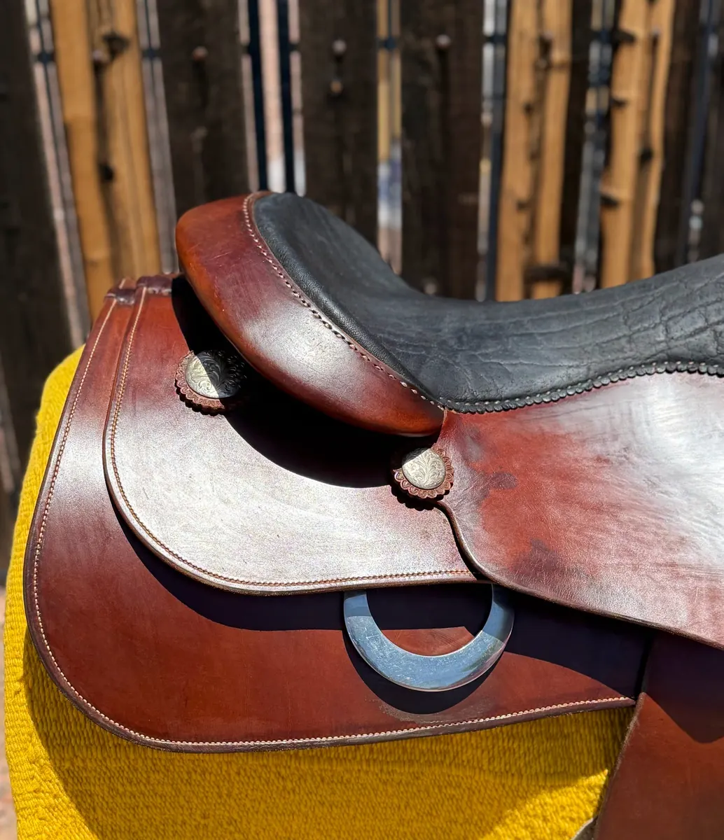 RV Reiner by Superior Saddlery — 16½" Elephant Seat, Sterling Silver, Russet Leather — Cantle Nearside