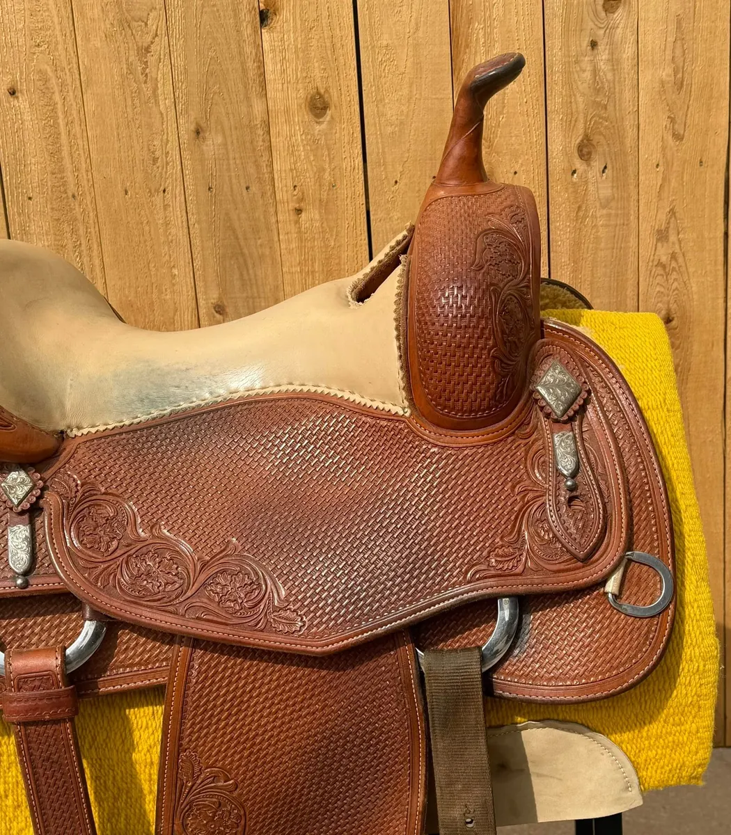 Todd Bergen Cowhorse by Bob's Custom Saddle — 15½" Basketweave & Sterling Silver — Horn Swell